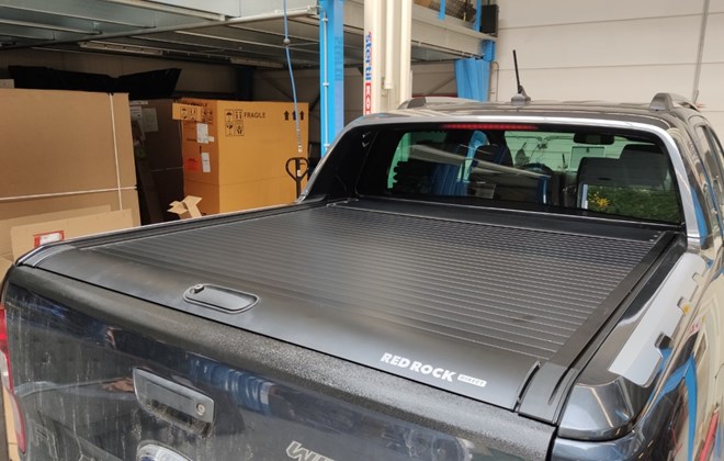 Black locking shutter for Wildtrak roll bar