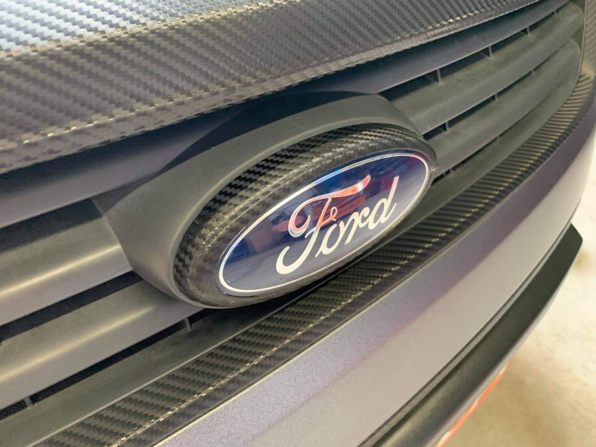 Ford Kuga - Gris Mat - calandre