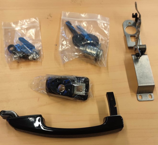 1 handle and 2 Alpha hard top keys with VC