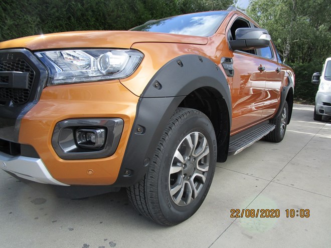 Kit of 6 painted fender extensions with bolts