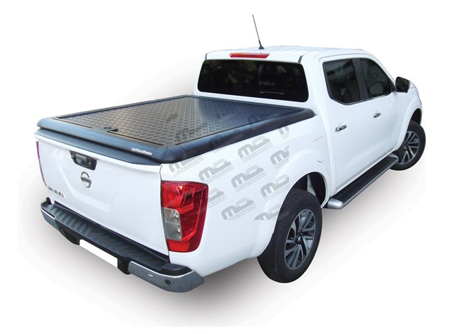 Black tonneau cover Nissan np300 Dc 2016>